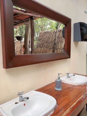 Amenidades de baño gratuitas y toallas 