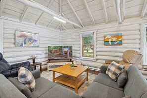 Smart TV - Cozy Lakefront Cabin in Lewiston – Perfect for Fall & Winter Getaways (Lewiston)