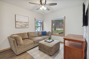 Smart TV - Cozy Lakefront Cabin in Lewiston – Perfect for Fall & Winter Getaways (Lewiston)