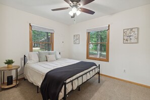 2 bedrooms, iron/ironing board, free WiFi, bed sheets - Cozy Lakefront Cabin in Lewiston – Perfect for Fall & Winter Getaways (Lewiston)