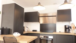 Kühlschrank, Mikrowelle, Ofen, Geschirrspüler