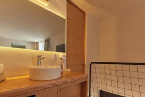 Dusche, Haartrockner, Handtücher, Seife