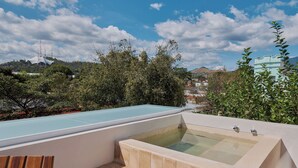 A rooftop pool with a hot tub and a wooden deck. - Casona Juárez - Porfirio / private plunge pool (Oaxaca de Juárez)