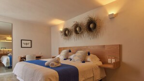 A hotel room with a large bed, a wooden headboard, a wall-mounted light fixture, and a mirror. - Casona Juárez - Porfirio / private plunge pool (Oaxaca de Juárez)