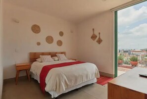 2 Schlafzimmer, Schreibtisch, Bügeleisen/Bügelbrett, Reisekinderbett