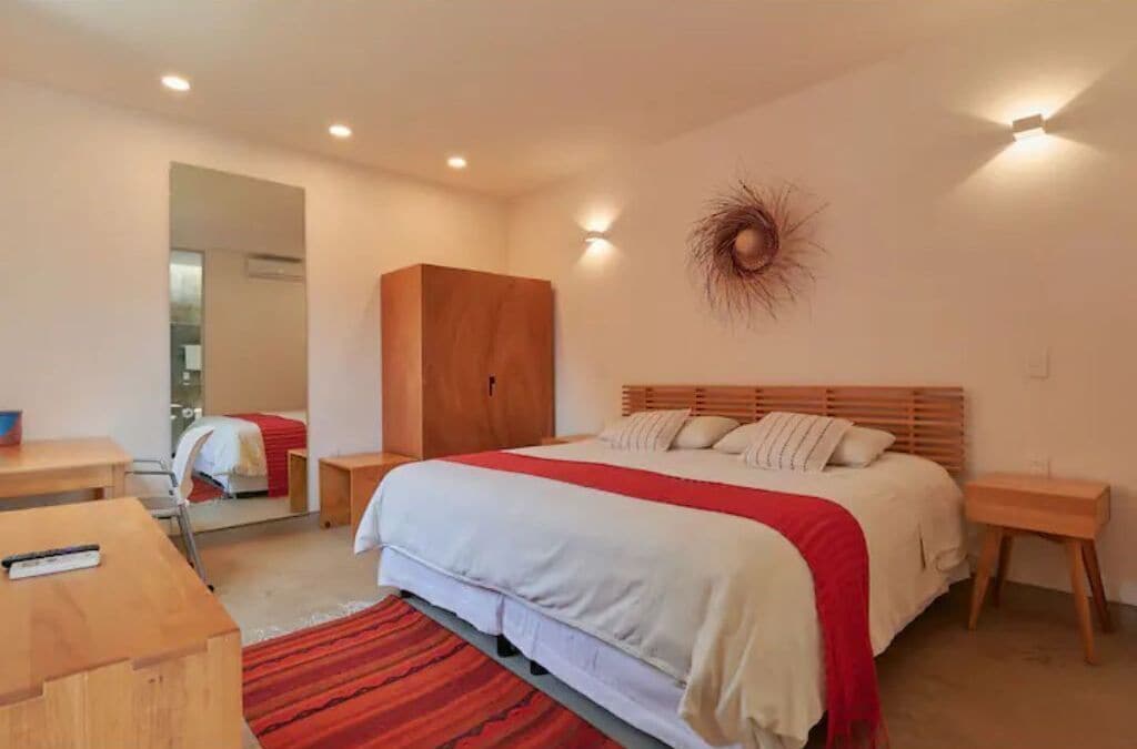 2 habitaciones, escritorio y tabla de planchar con plancha 