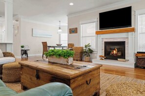 Televisión, chimenea y oficina 