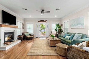 Tv, eldstad och kontor