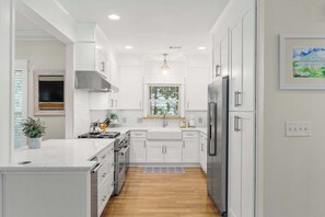 Kylskåp, mikrovågsugn, ugn och spishäll