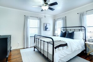 3 bedrooms, in-room safe, desk, iron/ironing board - Stunning Home Steps to TCU - Close to Everything! (Fort Worth)