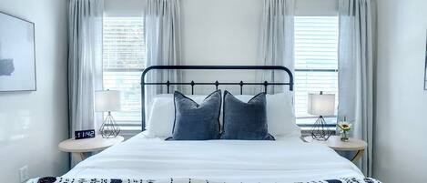 3 室のベッドルーム、セーフティボックス (室内)、デスク、アイロン / アイロン台