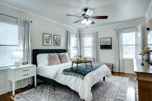 3 bedrooms, in-room safe, desk, iron/ironing board - Stunning Home Steps to TCU - Close to Everything! (Fort Worth)