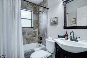 Haartrockner, Handtücher, Seife, Shampoo