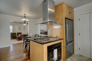 Fridge, microwave, oven, stovetop - Stunning Home Steps to TCU - Close to Everything! (Fort Worth)