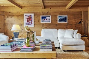 Kamin, Bücher, Stereoanlage