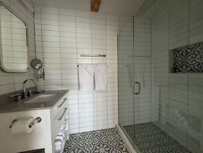 Dusch, hårtork, handdukar och tvål