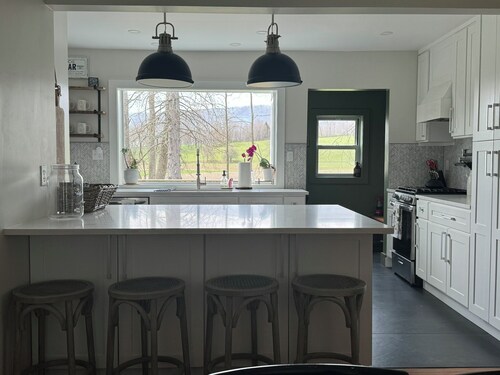 Meadowland Farmhouse with Beautiful Sunsets 
5 minutes from town