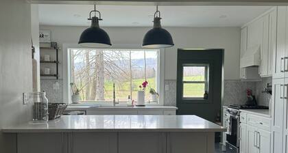 Meadowland Farmhouse with Beautiful Sunsets
5 minutes from town