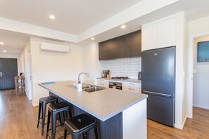 Een koelkast, een oven, een kookplaat, een vaatwasser