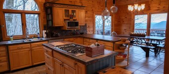 "View on a Whim” Luxury Cabin with Breathtaking Views, Theatre, Hot Tubs, Hiking