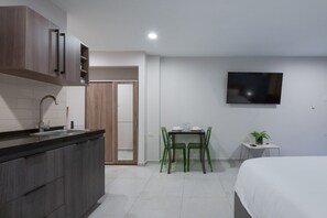 1 habitación, tabla de planchar con plancha, wifi y ropa de cama 