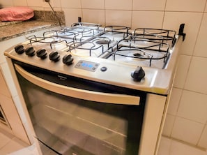 Réfrigérateur, plaque de cuisson, cafetiÚre/bouilloire, grille-pain