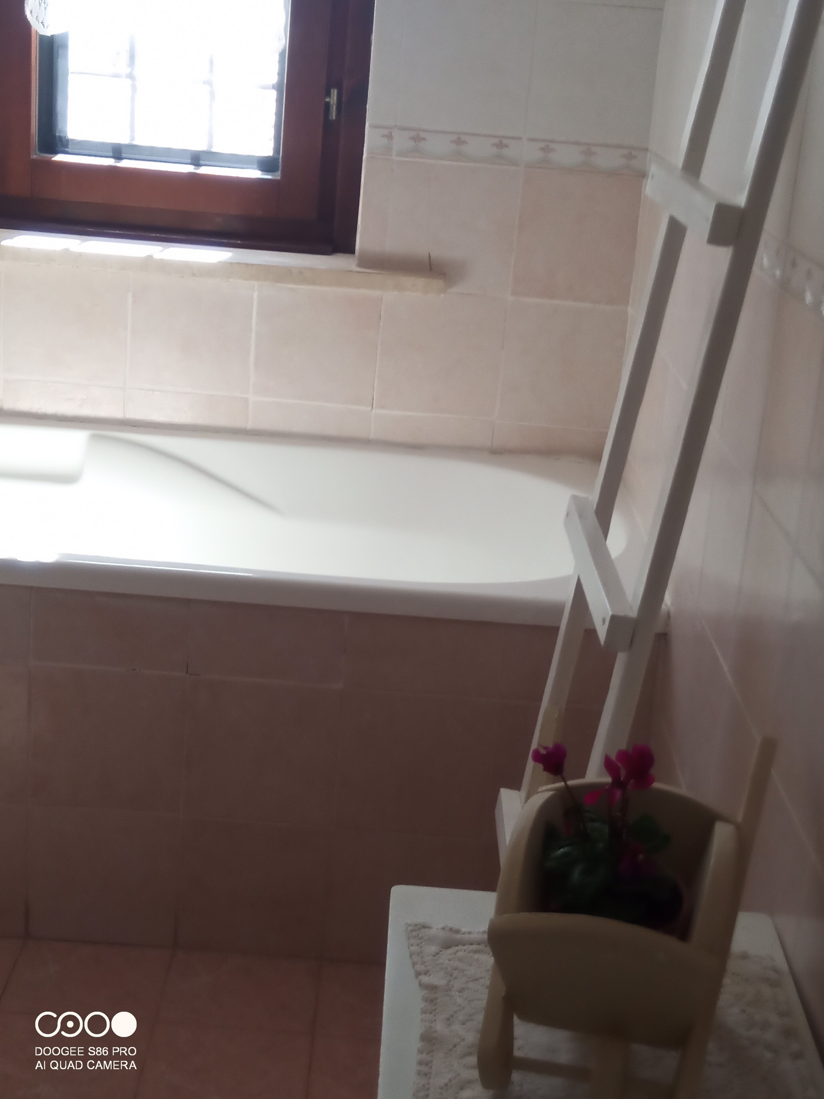 Douche, sèche-cheveux, bidet, serviettes fournies