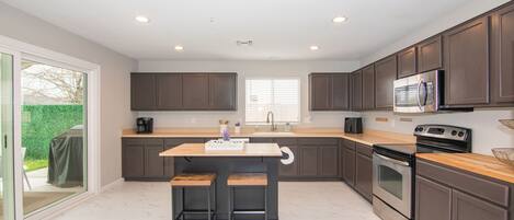 Refrigerador, microondas, horno y parrilla de estufa