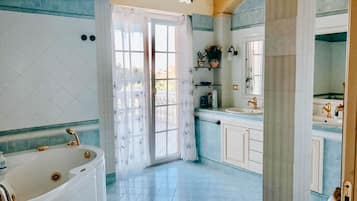 Deluxe-Zimmer | Badezimmer | Haartrockner, Bademäntel, Bidet, Handtücher