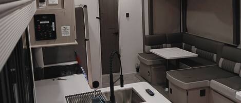 Refrigerador, microondas, horno, placa de cocina