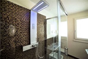 Dusche, Haartrockner, Bidet, Handtücher