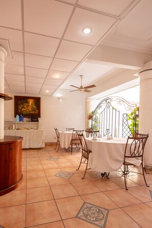 Free buffet breakfast on weekdays - Hotel Puerta del Rey (Santa Cruz)