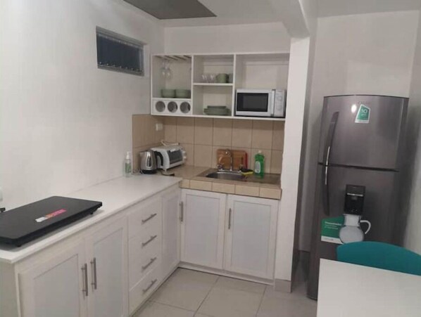 Réfrigérateur, micro-ondes, four, cafetière/bouilloire