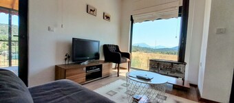 Geniş Bahçeli Villa, Dağ ve Orman Manzaralı. plaja ve kayak merkezine 30 km