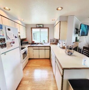 Fridge, microwave, oven, stovetop - Golden Gardens a Travelers Cozy Getaway Near it All (Seattle)