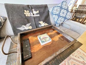 TV connectée, lecteur de DVD, livres