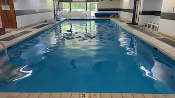 Inomhuspool och utomhuspool