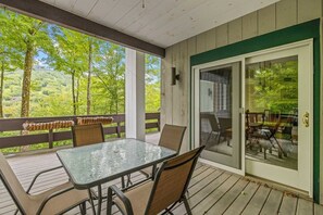 Outdoor dining - Gavia Chalet - Mountain Views - Private Hot Tub - Loon Mtn - Kancamangus Highway (Lincoln)