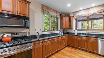 Kylskåp, mikrovågsugn, ugn och spishäll