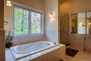 Tina de hidromasaje, secadora de cabello, toallas, jabón