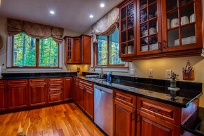 Fridge, microwave, oven, stovetop - Gavia Chalet - Mountain Views - Private Hot Tub - Loon Mtn - Kancamangus Highway (Lincoln)