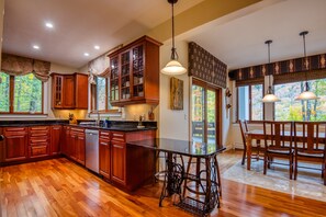 Fridge, microwave, oven, stovetop - Gavia Chalet - Mountain Views - Private Hot Tub - Loon Mtn - Kancamangus Highway (Lincoln)