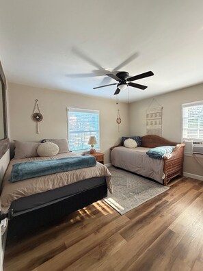 2 bedrooms, in-room safe, iron/ironing board, travel cot - College Cottage (La Verne)