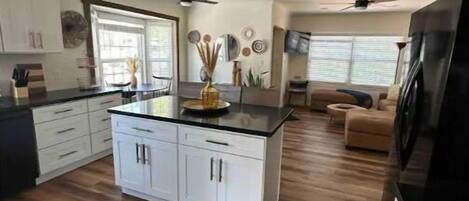 Frigorifero, microonde, forno, piano cottura