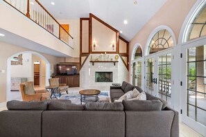 Télévision, cheminée, espaces bureaux