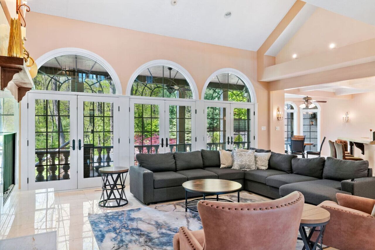 Televisor, llar de foc i oficines 