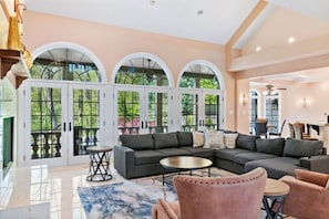 Télévision, cheminée, espaces bureaux