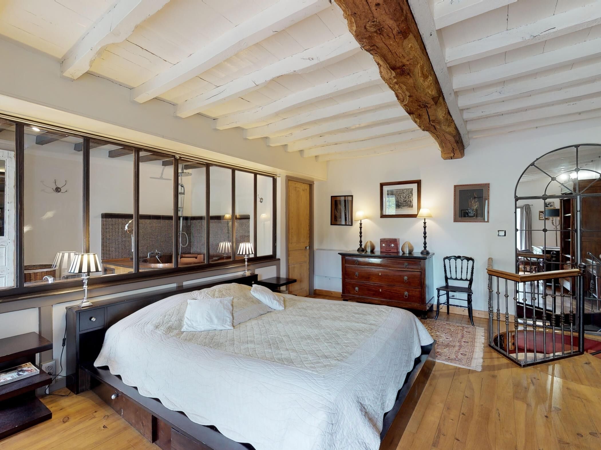 5 habitaciones, tabla de planchar con plancha y internet 