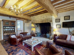 Fireplace, ping pong, stereo