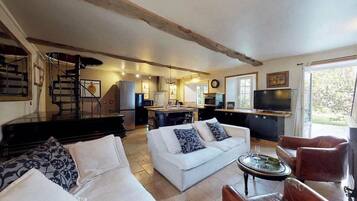 TV, fireplace, foosball, stereo